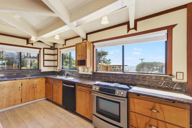 1 Gray Way, Watsonville CA: https://media.crmls.org/mediaz/a8065880-6787-429f-8166-fd60d440def3.jpg