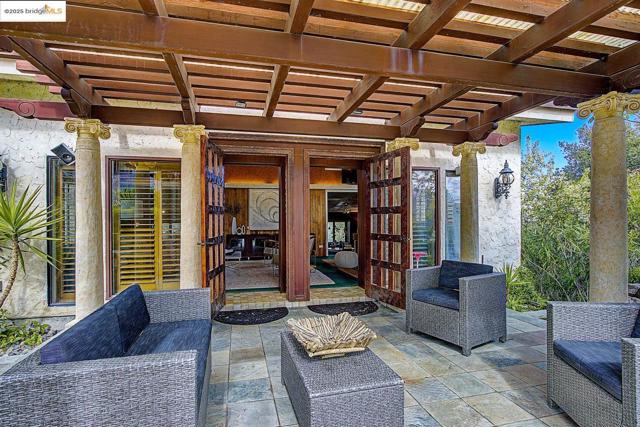 4146 Canyon Rd, Lafayette CA: https://media.crmls.org/mediaz/a8065c46-88eb-430f-8bbb-f540eb27d44b.jpg