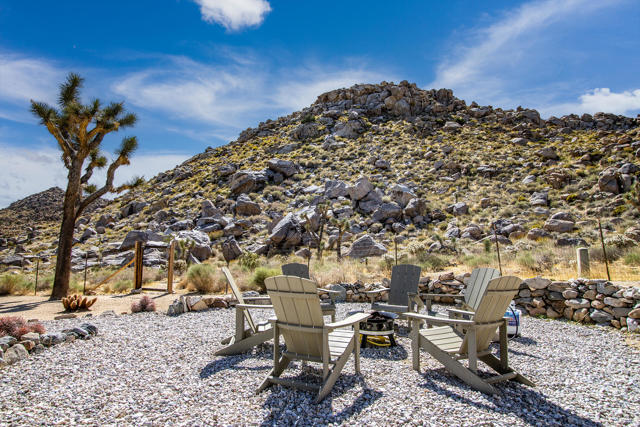 61093 Prescott Trail, Joshua Tree CA: https://media.crmls.org/mediaz/a8068056-968a-45f3-aea3-b69ebe476b62.jpg