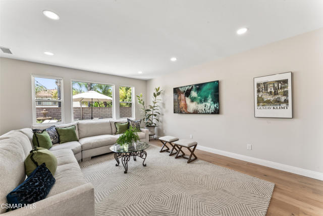 4543 Silverbell Circle, Moorpark CA: https://media.crmls.org/mediaz/a806e7e5-e426-4ed5-aaf4-c41767b36337.jpg