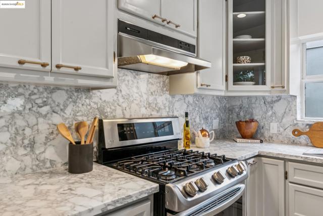 6232 Manoa St, Oakland CA: https://media.crmls.org/mediaz/a807f8a4-3978-46bf-b03a-2b3625b43463.jpg