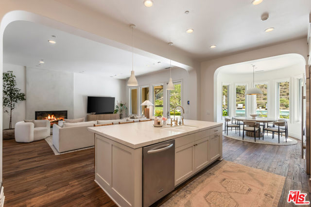 2052 Shadow Creek Drive, Agoura Hills CA: https://media.crmls.org/mediaz/a808951f-65ee-40e2-8a35-996ce3ff1a23.jpg