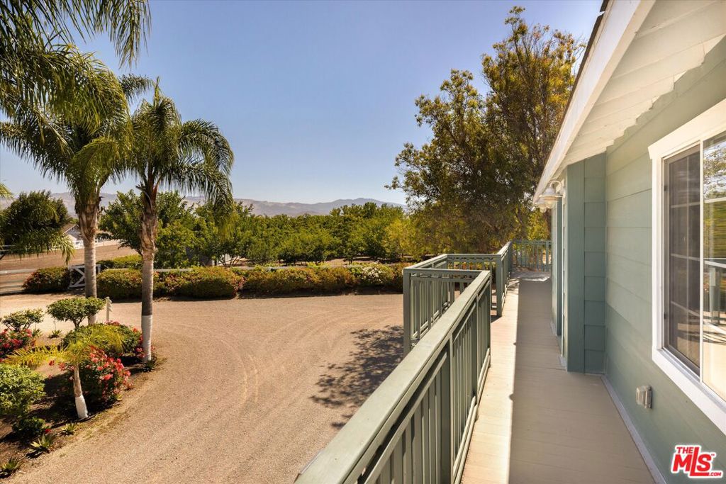 https://media.crmls.org/mediaz/a808cd68-a327-4bc8-9c6a-bdbb1d762d32.jpg?preset=X-Large