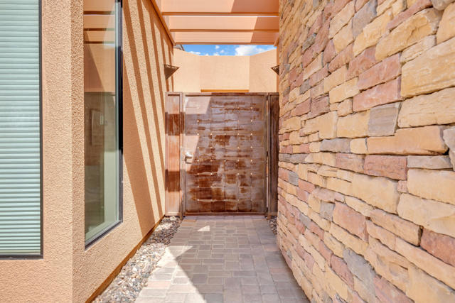 50050 Camino Privado, La Quinta CA: https://media.crmls.org/mediaz/a80aaf84-191c-4195-8beb-af574ed3bfb3.jpg