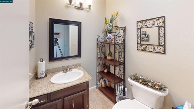 9 Aquamarine Ct, Hercules CA: https://media.crmls.org/mediaz/a80c2663-1648-47d1-8f14-eed0be890364.jpg