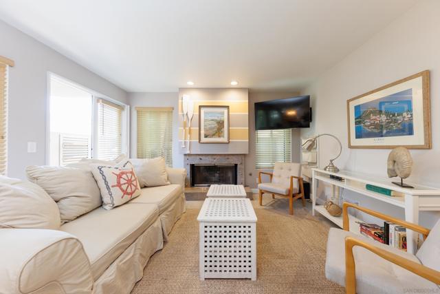 8132 Camino Del Sol, La Jolla CA: https://media.crmls.org/mediaz/a80e721e-3de9-41dd-af45-e77a6845b1b7.jpg