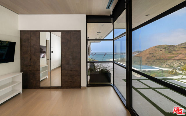 5012 Carbon Beach Terrace, Malibu CA: https://media.crmls.org/mediaz/a80e81e4-7948-454e-a657-f14027c57c41.jpg