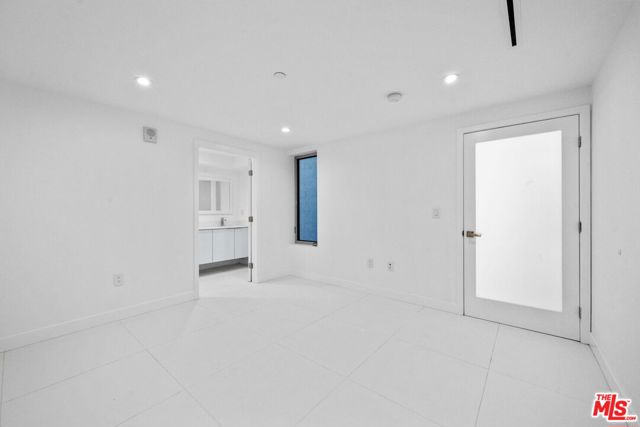 621 N Kings Road, West Hollywood CA: https://media.crmls.org/mediaz/a80ffe53-022a-4013-a71e-fa694cd07a12.jpg