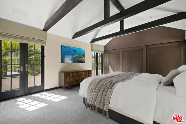 3300 N Knoll Drive, Los Angeles CA: https://media.crmls.org/mediaz/a81300a0-13f2-4cb4-ba70-921e42cc2899.jpg