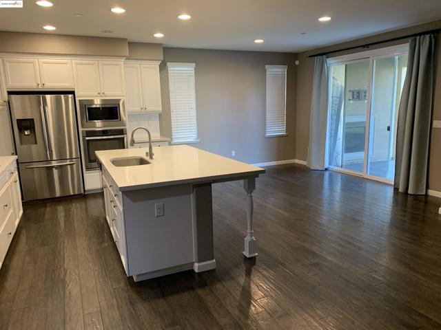 8047 Westport Circle, Discovery Bay CA: https://media.crmls.org/mediaz/a81315d6-7b5c-49c2-a0b7-46d16f04883c.jpg