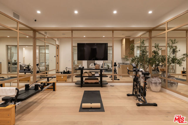 1682 San Onofre Drive, Pacific Palisades CA: https://media.crmls.org/mediaz/a8133f78-922f-417f-a54f-8bf60b5df906.jpg