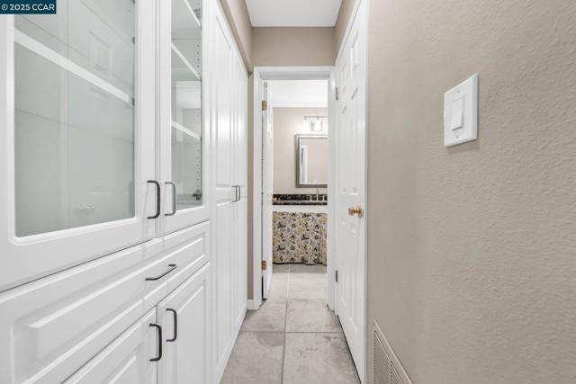 1081 San Ramon Valley Blvd, Danville CA: https://media.crmls.org/mediaz/a813454c-21d2-4841-ab96-cd10eee28a8a.jpg