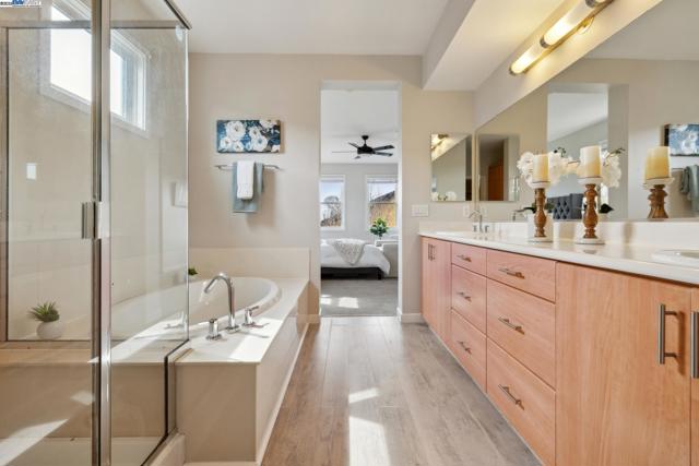 303 Bowsman Ct, Oakland CA: https://media.crmls.org/mediaz/a813a50b-3858-4d54-b958-93d09f9e00c7.jpg
