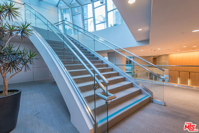 13600 Marina Pointe Drive, Marina del Rey CA: https://media.crmls.org/mediaz/a8140ac3-2282-49eb-8d2d-5fd99694690e.jpg