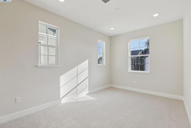 109 Creek View Cir, Fairfield CA: https://media.crmls.org/mediaz/a814274b-ba63-41e3-9a69-3f99f7ce5080.jpg