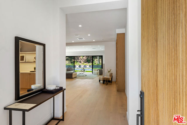 20215 Lorenzana Drive, Woodland Hills CA: https://media.crmls.org/mediaz/a8147942-33e0-4871-a222-24b4403e7e55.jpg