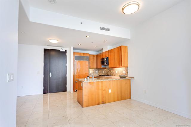 550 Front St, San Diego CA: https://media.crmls.org/mediaz/a814c48a-c53d-446f-ad6a-9ce11ed5947e.jpg