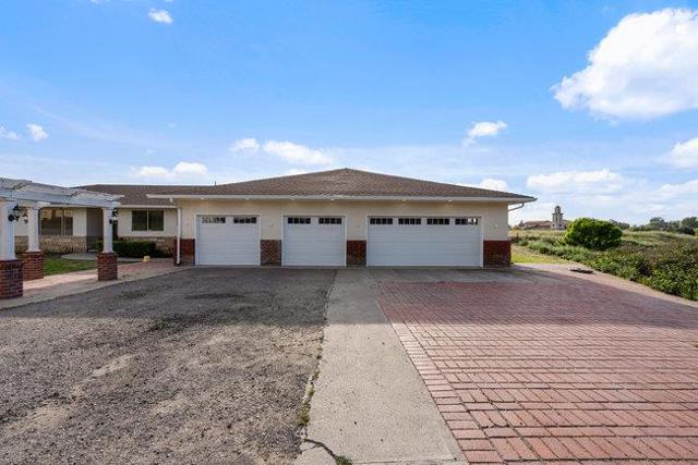1080 Fairview Road, Hollister CA: https://media.crmls.org/mediaz/a81531cb-0806-402c-b8c0-206dff4d17b8.jpg