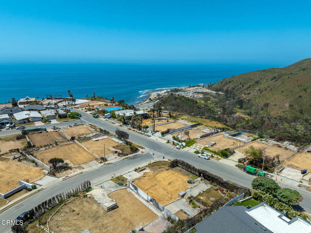 18449 Kingsport Drive, Malibu CA: https://media.crmls.org/mediaz/a815e091-1a29-41ae-bdbf-a712d3c3d37d.jpg