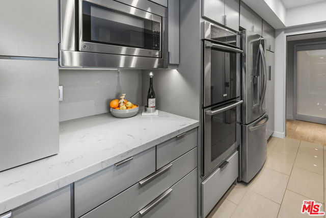 13700 Marina Pointe Drive, Marina del Rey CA: https://media.crmls.org/mediaz/a815e983-aaca-45fb-9337-f70bbb95609f.jpg