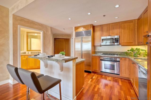 700 W Harbor Dr, San Diego CA: https://media.crmls.org/mediaz/a815eee4-20bd-4938-8a7f-6fabec6b16c7.jpg