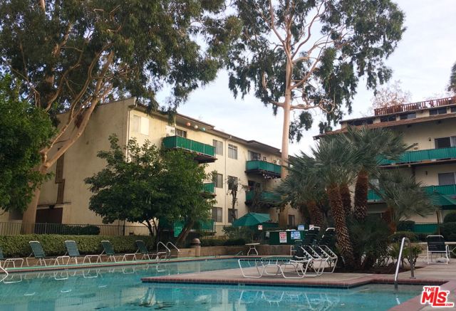 5460 White Oak Avenue, Encino CA: https://media.crmls.org/mediaz/a816bcc3-266d-49e3-ba05-911c55e0e886.jpg