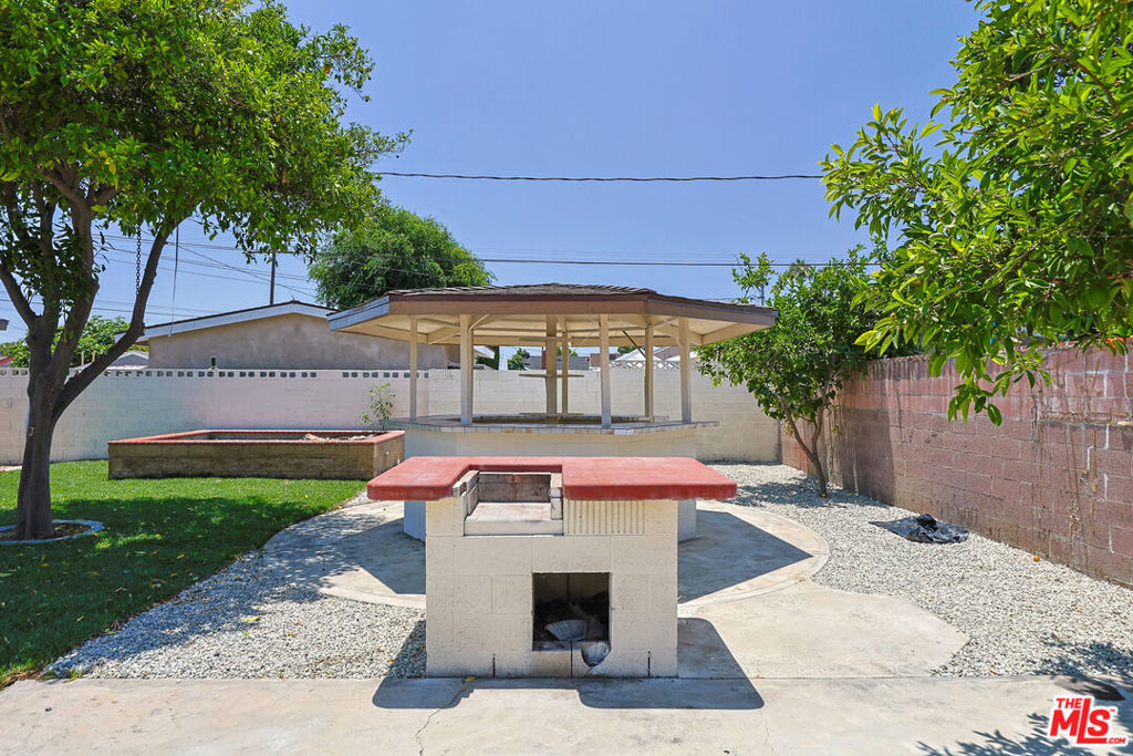 https://media.crmls.org/mediaz/a816eeb4-9eb6-4dd7-8637-b6c0d4767ac7.jpg?preset=X-Large