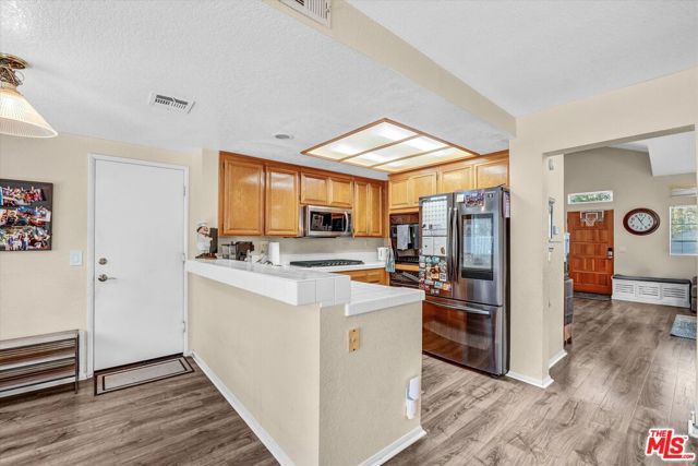 27632 Kevin Place, Santa Clarita CA: https://media.crmls.org/mediaz/a8173a6c-8f77-4775-9307-d93c33b12afe.jpg