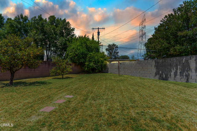 7745 Geyser Avenue, Reseda CA: https://media.crmls.org/mediaz/a81764b6-4c9d-40a7-be6d-7999a7fc0fb4.jpg