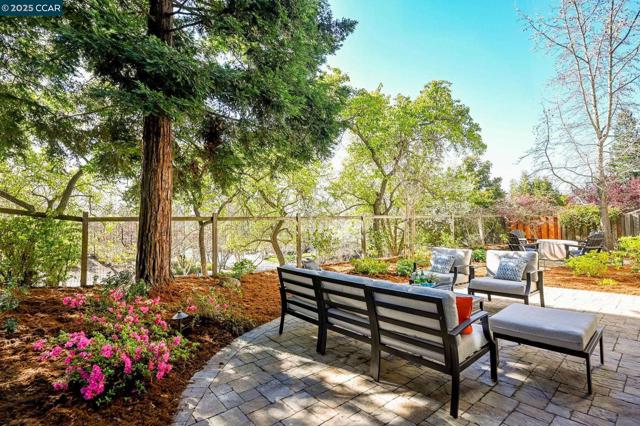4072 Westminster Pl, Danville CA: https://media.crmls.org/mediaz/a8181df7-c7b8-4d0b-91c7-ee4be63553d4.jpg