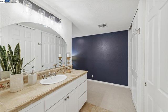 5204 Hummingbird Rd, Pleasanton CA: https://media.crmls.org/mediaz/a818ce30-8ce2-4a67-b180-cf06b733d09d.jpg