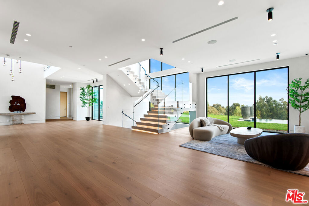 https://media.crmls.org/mediaz/a8190827-d8bc-4433-9759-2692f3f75d25.jpg?preset=X-Large