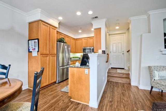 Image 4 of 33 For 900 Custer Avenue