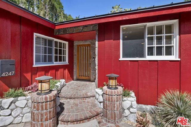 4247 SESPE Avenue photo 5