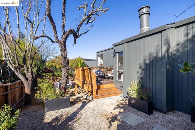 568 Vistamont Ave, Berkeley CA: https://media.crmls.org/mediaz/a81ab0a2-6fc4-4cf1-8a9a-d9d65b528732.jpg