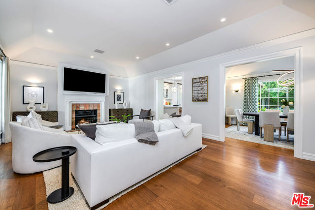 10445 Valley Spring Lane, Toluca Lake CA: https://media.crmls.org/mediaz/a81abe59-3ecb-4307-ae3e-15a0689ad9c9.jpg