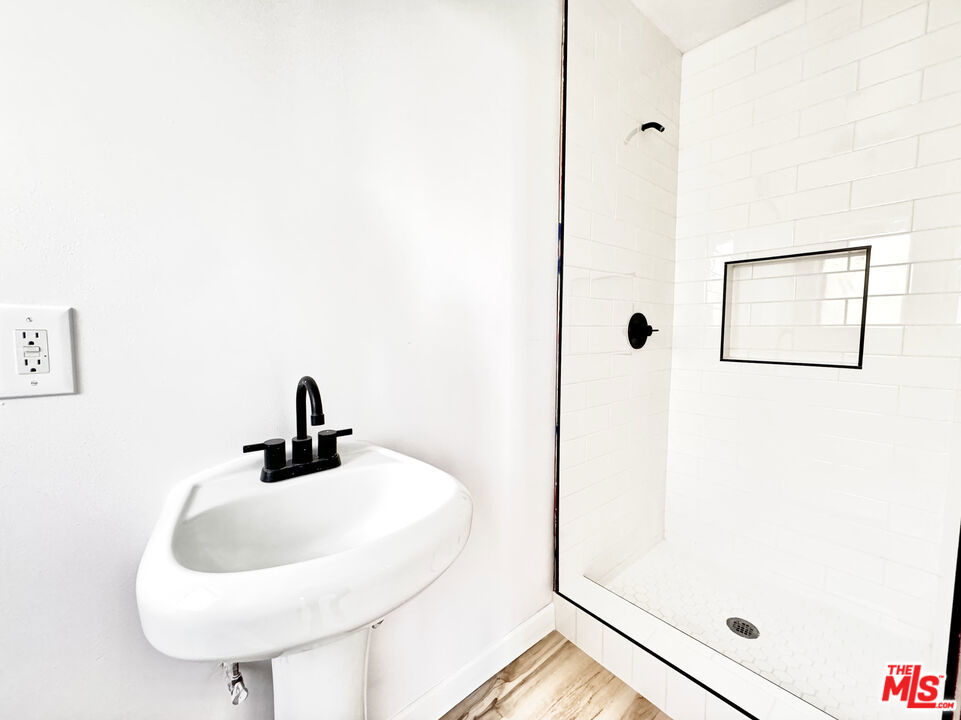 https://media.crmls.org/mediaz/a81b16f7-aaff-42f8-8bfb-8098646200f3.jpg?preset=X-Large