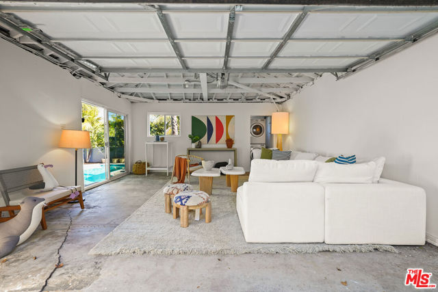 2212 Navy Street, Santa Monica CA: https://media.crmls.org/mediaz/a81b9eaa-b4f9-47f2-b7a0-05e141a3181a.jpg
