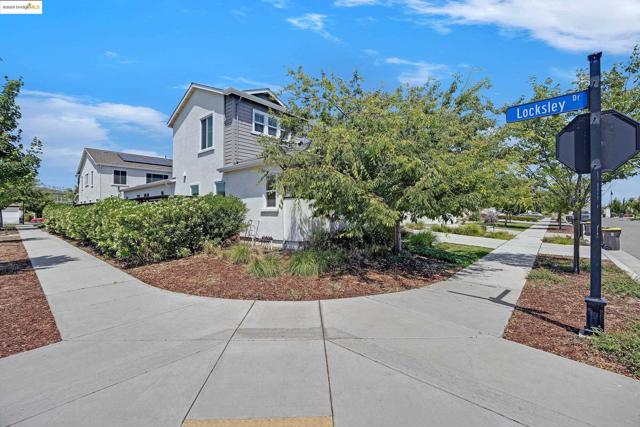 18499 Lewiston Dr, Lathrop CA: https://media.crmls.org/mediaz/a81be3d5-c2e4-4d55-948f-81cfe438eeea.jpg