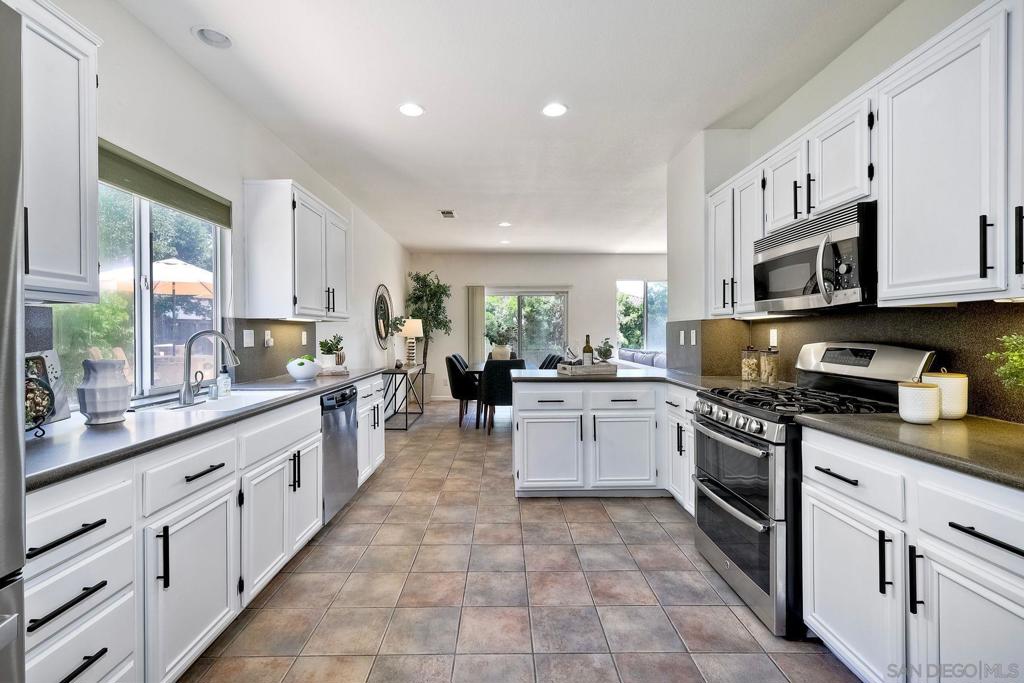 MLS #250036045SD img 13