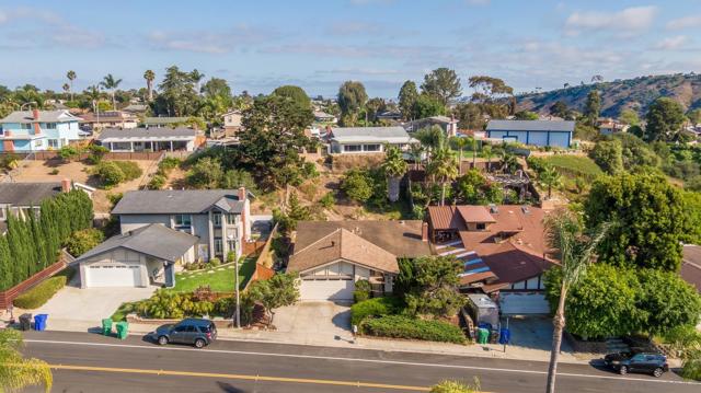 2941 Ariane Dr, San Diego CA: https://media.crmls.org/mediaz/a81c5fd8-2b78-41a2-a62d-aa41961b5f7b.jpg