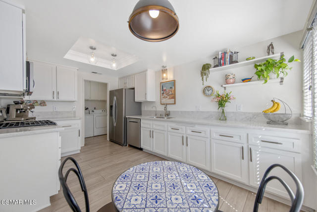 979 Quarterhorse Lane, Oak Park CA: https://media.crmls.org/mediaz/a81cc78f-5a1e-42bd-8814-621da405c5f7.jpg