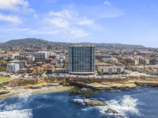 939 Coast Blvd, La Jolla CA: https://media.crmls.org/mediaz/a81e0650-d93f-4db2-ac74-e69ab4fbc95c.jpg