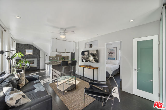 11 24th Avenue, Venice CA: https://media.crmls.org/mediaz/a81f2d64-1f8c-4e68-ac83-2fb3abd8bd10.jpg