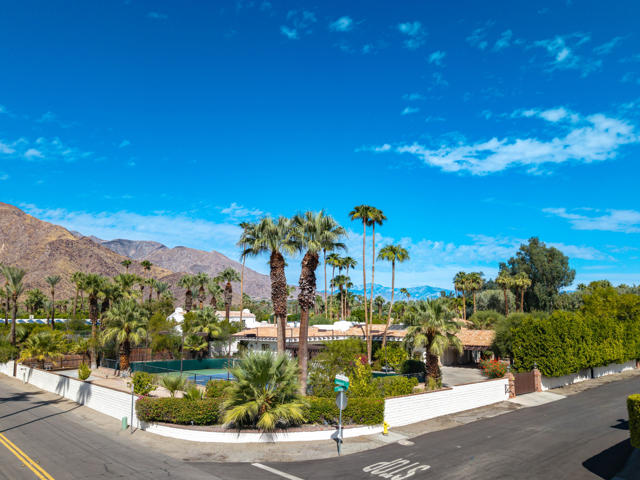 835 N Avenida Palmas, Palm Springs, CA 92262