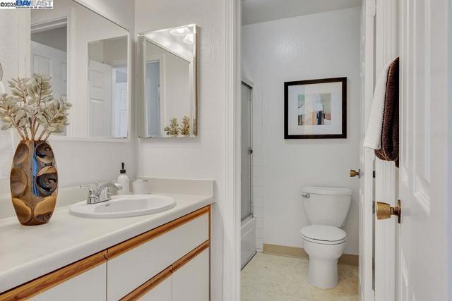 21917 Nugget Canyon Dr, Castro Valley CA: https://media.crmls.org/mediaz/a8205b51-8bf8-470a-94fe-bea2c3a3d07d.jpg