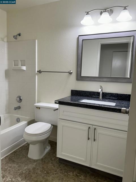 161 Tuscany Ct, Hercules CA: https://media.crmls.org/mediaz/a8208d93-1a5b-4d3d-830e-cfd0028ccb56.jpg