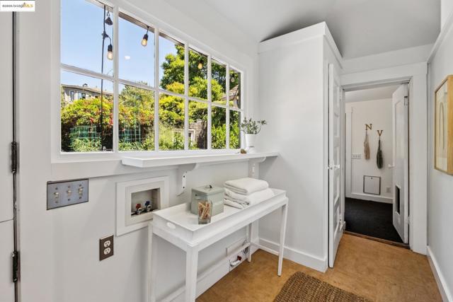 3019 Benvenue Ave, Berkeley CA: https://media.crmls.org/mediaz/a8214a9f-a21e-4bd4-a5b6-652641f14fe6.jpg