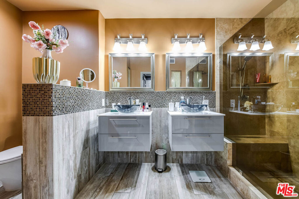 https://media.crmls.org/mediaz/a8219bb5-f5b9-4850-9bdf-c5f169d53e1f.jpg?preset=X-Large