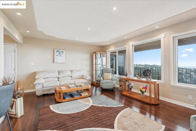 11772 Cranford Way, Oakland CA: https://media.crmls.org/mediaz/a82489cf-e7fc-443b-b54c-225dbb7c7aff.jpg